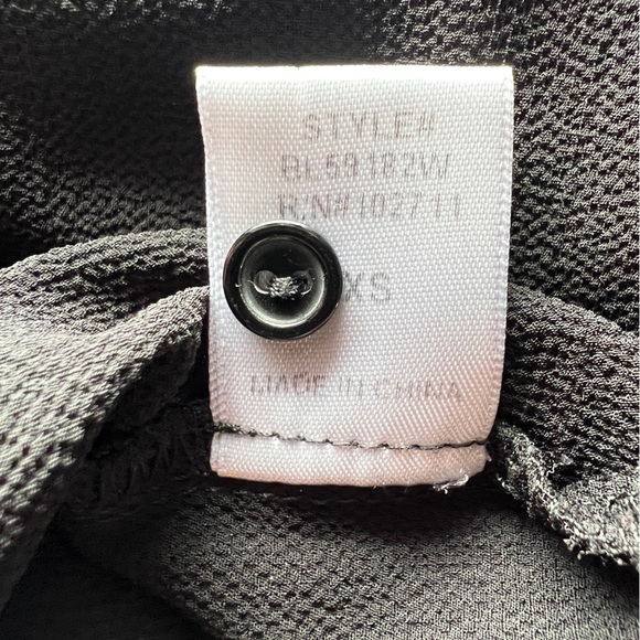 Gibson sleeveless black blouse with 3 button front closure size xs - Picture 7 of 8